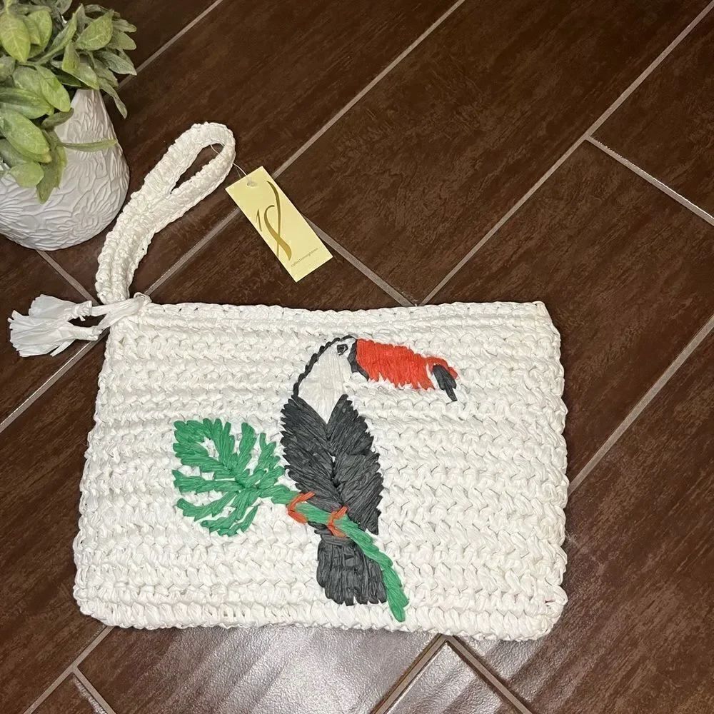 Collection18Β Ivoryβpaperβ
Tucanβ
Clutch